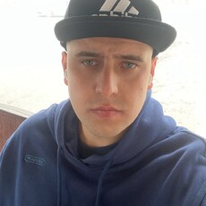 Валентин, 27, Козловка