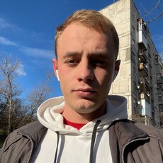 Толя, 25, Лутугино
