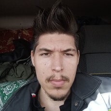 Анатолий, 27, Александровск (ЛНР)