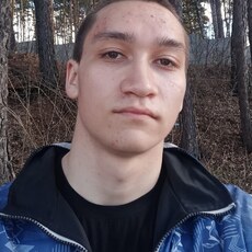 Максим, 21, Марьинка
