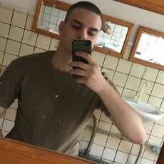 Родя, 23, Кировск (Ленинградская область)