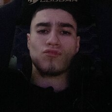 Михаил, 22, Островной