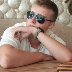 Оскар, 21, Новосиль