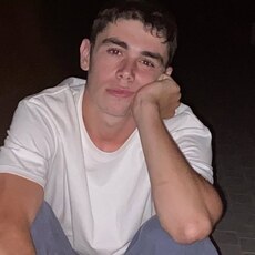 Илья, 19, Шахтёрск