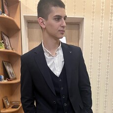 Илья, 20, Северск (ДНР)