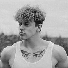 Илья, 22, Родники