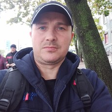 Валя, 39, Артём