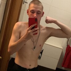 Лёва, 21, Новомосковск