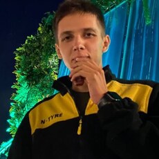 Лёня, 27, Бикин