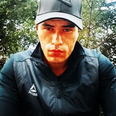Максим, 21, Среднеуральск