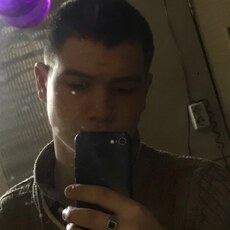 Антон, 22, Короча