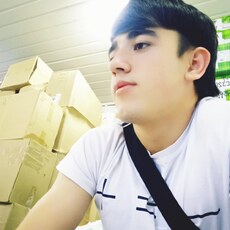 Михаил, 20, Стрежевой